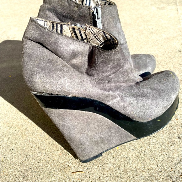 Chunky Suede Wedge Heel Bootie, Grey & Black, Women’s, Size 6.5 - Picture 3 of 4